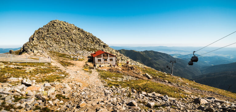 Chopok v Národnom parku Nízke Tatry s horskou chatou a lanovkou