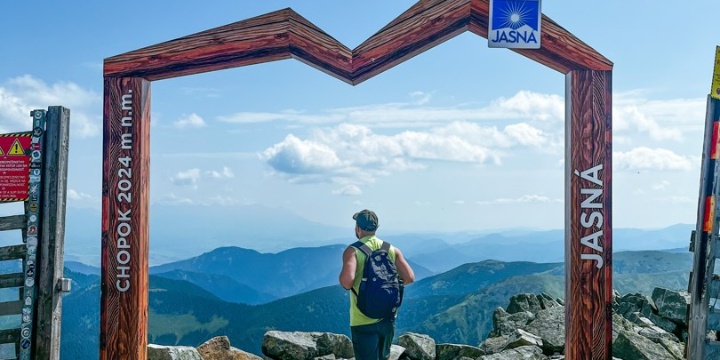 Turista na vrchole Chopku v Nízkych Tatrách