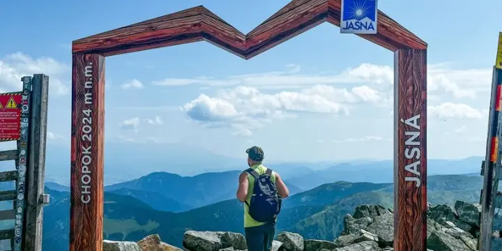 Turista na vrchole Chopku v Nízkych Tatrách