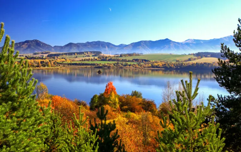 Liptovská Mara na jeseň s panorámou Nízkych Tatier