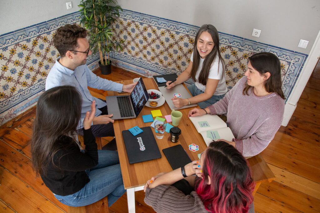 Ako usporiadať nezabudnuteľný teambuilding? Aktivity a ubytovanie, ktoré potešia každého